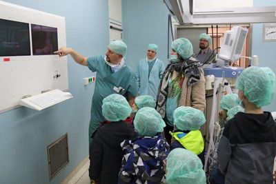 Bild vergr&ouml;&szlig;ern: Kids & Co._Alzenauer Vorschulkinder schauen hinter OP- und Rettungswagenkulissen (4)