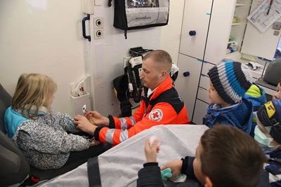 Bild vergr&ouml;&szlig;ern: Kids & Co._Alzenauer Vorschulkinder schauen hinter OP- und Rettungswagenkulissen (5)