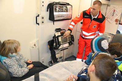 Bild vergr&ouml;&szlig;ern: Kids & Co._Alzenauer Vorschulkinder schauen hinter OP- und Rettungswagenkulissen (6)