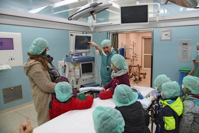 Bild vergr&ouml;&szlig;ern: Kids & Co._Alzenauer Vorschulkinder schauen hinter OP- und Rettungswagenkulissen (1)