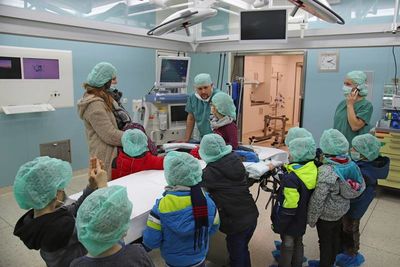 Bild vergr&ouml;&szlig;ern: Kids & Co._Alzenauer Vorschulkinder schauen hinter OP- und Rettungswagenkulissen (2)