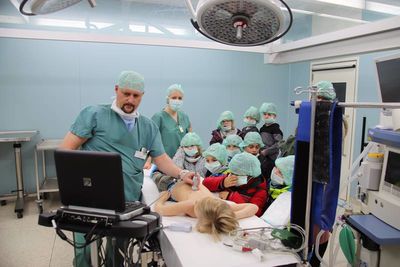 Bild vergr&ouml;&szlig;ern: Kids & Co._Alzenauer Vorschulkinder schauen hinter OP- und Rettungswagenkulissen (3)