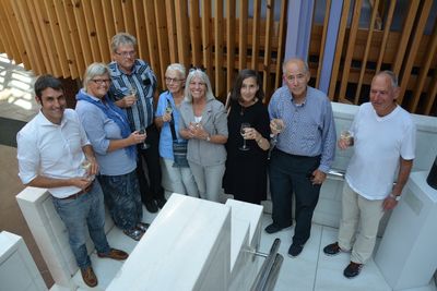 Bild vergr&ouml;&szlig;ern: Besuch der Nachkommen von Ruben Manko im Rathaus (von links nach rechts: B&uuml;rgermeister Dr. Alexander Legler, Maria und Gerhard Bachmann, Renate Zingher, Gabriele W&uuml;nsche, Jill und Steven Kagle sowie Oded Zingher)