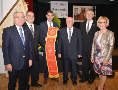 Bild vergr&ouml;&szlig;ern: Bei der Akademischen Feier des Gesangvereins Harmonia Alzenau v.l.n.r. Chronist Walter Scharwies, Vorstandssprecher Bernd L&auml;mmermeyer, B&uuml;rgermeister Dr. Alexander Legler, die Vorstandsmitglieder Roland Zimmer und Andreas Burkl sowie stellvertretende Landr