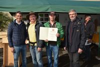 Bild vergr&ouml;&szlig;ern: B&uuml;rgermeister Dr. Alexander Legler &uuml;berreicht dem Bienenzuchtverein Alzenau und Umgebung e.V. den Umweltpreis 2017.