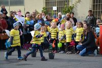 Bild vergr&ouml;&szlig;ern: Die Kinder der Integrativen Kindertagesst&auml;tte Kunterbunt bei der Auff&uuml;hrung ihres Bienensongs.