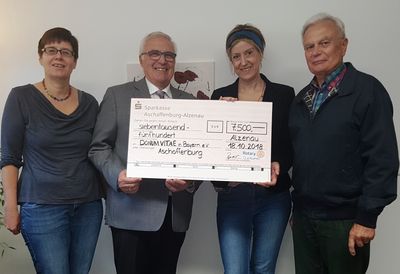 Bild vergr&ouml;&szlig;ern: V.l.n.r. Anne Stettner (Donum Vitae), Winfried Bruder (Pr&auml;sident Rotary Alzenau), Annabel Staab (Donum Vitae), J&ouml;rn Weipert (Schatzmeister Rotary Alzenau)