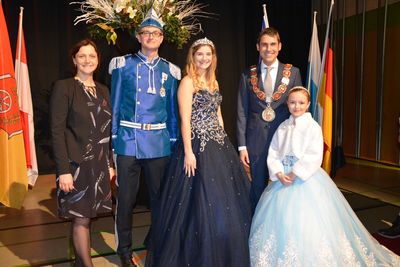 Bild vergr&ouml;&szlig;ern: Katja Naumann-Legler, das Wasserloser Prinzenpaar 2018/2019 Franziska I. und Matthias I., B&uuml;rgermeister Dr. Alexander Legler und Kinderprinzessin Tiziana I.