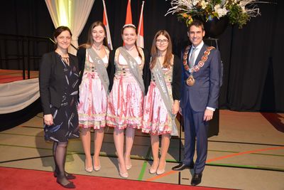 Bild vergr&ouml;&szlig;ern: Die Michelbacher Winzerk&ouml;nigin Eva Attenhauser mit den Weinprinzessinnen Jasmin Lotz und Mara Ullrich