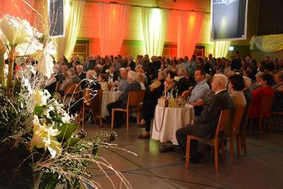 Bild vergr&ouml;&szlig;ern: Mehr als 700 B&uuml;rgerinnen und B&uuml;rger lauschen der Neujahrsansprache.