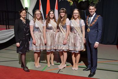 Bild vergr&ouml;&szlig;ern:  Die H&ouml;rsteiner Herbstk&ouml;nigin Nadine Staubach mit den Prinzessinnen Emily Herzog, Michaela Telkemeier und Laura Staubach