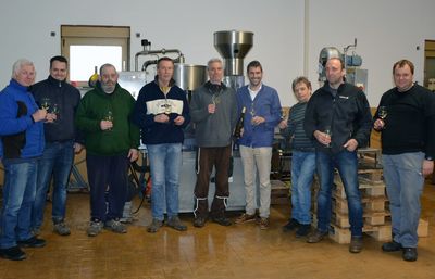 Bild vergr&ouml;&szlig;ern: V.l.n.r.: Helmut M&uuml;ller, Stefan Fischer, Berthold Saul, Karl-Heinz Hardt (Vorstand), Stefan Kunkel (Kellermeister), B&uuml;rgermeister Dr. Alexander Legler, Manfred Grebner (Aufsichtsrat), Elmar Sticksel und Christoph Delary