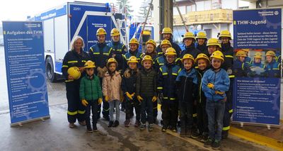 Bild vergr&ouml;&szlig;ern: Gruppenfoto mit MdB Andrea Lindholz links im Bild
