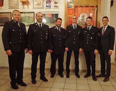 Bild vergr&ouml;&szlig;ern: V.l.n.r. Kreisbrandmeister Thorsten Frank, der ehemalige stellvertretende Kommandant Gerhard Fleckenstein, der ehemalige Kommandant Christian Krautgartner, neuer erster Kommandant Matthias Amrhein, neuer stellvertretender Kommandant Andr&eacute; H&ouml;fler und B&uuml;rge