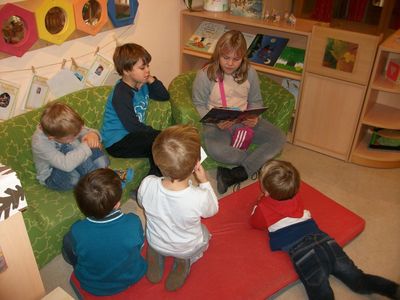 Bild vergr&ouml;&szlig;ern: Bundesweiter Vorlesetag - Hortkinder lesen f&uuml;r Kindergartenkinder