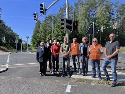 Bild vergr&ouml;&szlig;ern: V.l.n.r.: Helmut Schuhmacher, Stefan Harrer, Mathias Roth, Thomas Wenzel, Herr F&uuml;hr, Silvia Pfannm&uuml;ller, Herr Caponigro und Herr Engelhaupt