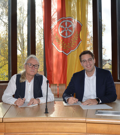 Bild vergr&ouml;&szlig;ern: B&uuml;rgermeister Stephan Noll (rechts im Bild) gemeinsam mit dem Vertreter der Deutschen Telekom, Wolfgang Neumann, bei der Vertragsunterzeichnung