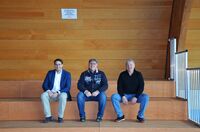 Bild vergr&ouml;&szlig;ern: v.l.n.r.:
Stephan Noll (Erster B&uuml;rgermeister), Werner Seither (Stv.
Werkleiter der Stadtwerke Alzenau) und Mario Pfannm&uuml;ller
(Hausmeister der Kahltalhalle
Michelbach)