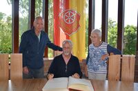 Bild vergr&ouml;&szlig;ern: Beim Eintrag in das G&auml;stebuch der Stadt Alzenau: Eric Luftman (Mitte) zusammen mit Oded und Renate Zingher.