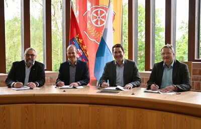 Bild vergr&ouml;&szlig;ern: (v.l.n.r.): Helmut Klein (Dezernent Planung und Bau Mittelhessen, Hessen Mobil), Dr. Albrecht Eitz (B&uuml;rgermeister der Gemeinde Freigericht), Stephan Noll (B&uuml;rgermeister der Stadt Alzenau), Klaus Schwab (Leiter des Staatlichen Bauamts Aschaffenburg)