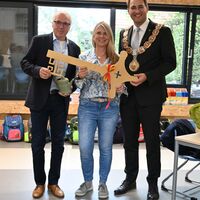 Bild vergr&ouml;&szlig;ern: v.l.n.r.: Architekt Thomas Schlett, Rektorin Sabine  Stolzenburg und B&uuml;rgermeister Stephan Noll