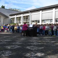 Bild vergr&ouml;&szlig;ern: Gesangsdarbietung der Schulkinder