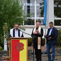 Bild vergr&ouml;&szlig;ern: Segnung des Neubaus durch Pfarrer Peter Kolb, Pfarrer Frank Mathiowetz und Pfarrer Johannes Oeters