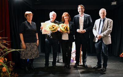 Bild vergr&ouml;&szlig;ern: v.l.n.r.: Rita J&auml;ger (Leiterin der VHS Alzenau), Frantisek Klecka, Renate Lang, B&uuml;rgermeister Stephan Noll, Gerhard Sarich (Vorsitzender der VHS Kahl/Alzenau/Karlstein)