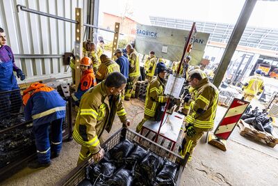 Bild vergr&ouml;&szlig;ern: Sandsack-Aktion_Foto: Sascha Rheker