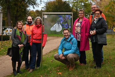 Bild vergr&ouml;&szlig;ern: v. l. n. r.: Claudia Neumann (Alzenau summt), Matthias Roth (Alzenau summt/Abteilung Umwelt, Forsten, Gartenbau der Stadt Alzenau), Elisabeth G&ouml;rge (1. Platz Fotowettbewerb), B&uuml;rgermeister Stephan Noll, Carola Gaudl (4. Platz), Wolfgang Zipf (Alzenau summ