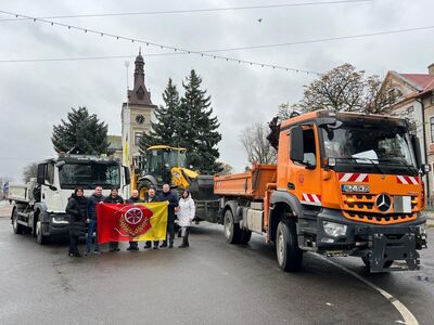 Bild vergr&ouml;&szlig;ern: &Uuml;bergabe der Hilfsg&uuml;ter vor dem Rathaus in Kamjanka Buska