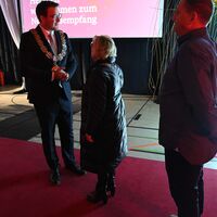 Bild vergr&ouml;&szlig;ern: Am Mittwoch, 1. Januar 2025, lud die Stadt Alzenau ihre B&uuml;rgerinnen und B&uuml;rger zum traditionellen Neujahrsempfang in die festlich geschm&uuml;ckte Prischo&szlig;halle ein. Schwerpunkt der Veranstaltung war die Ansprache von B&uuml;rgermeister Stephan Noll, in der er die Herausforderungen des vergangenen Jahres thematisierte und einen zuversichtlichen Ausblick auf die Zukunft der Stadt gab.