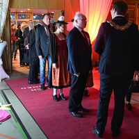 Bild vergr&ouml;&szlig;ern: Am Mittwoch, 1. Januar 2025, lud die Stadt Alzenau ihre B&uuml;rgerinnen und B&uuml;rger zum traditionellen Neujahrsempfang in die festlich geschm&uuml;ckte Prischo&szlig;halle ein. Schwerpunkt der Veranstaltung war die Ansprache von B&uuml;rgermeister Stephan Noll, in der er die Herausforderungen des vergangenen Jahres thematisierte und einen zuversichtlichen Ausblick auf die Zukunft der Stadt gab.