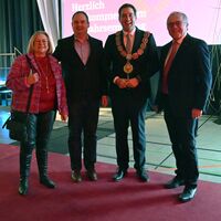 Bild vergr&ouml;&szlig;ern: Am Mittwoch, 1. Januar 2025, lud die Stadt Alzenau ihre B&uuml;rgerinnen und B&uuml;rger zum traditionellen Neujahrsempfang in die festlich geschm&uuml;ckte Prischo&szlig;halle ein. Schwerpunkt der Veranstaltung war die Ansprache von B&uuml;rgermeister Stephan Noll, in der er die Herausforderungen des vergangenen Jahres thematisierte und einen zuversichtlichen Ausblick auf die Zukunft der Stadt gab.