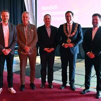 Bild vergr&ouml;&szlig;ern: Am Mittwoch, 1. Januar 2025, lud die Stadt Alzenau ihre B&uuml;rgerinnen und B&uuml;rger zum traditionellen Neujahrsempfang in die festlich geschm&uuml;ckte Prischo&szlig;halle ein. Schwerpunkt der Veranstaltung war die Ansprache von B&uuml;rgermeister Stephan Noll, in der er die Herausforderungen des vergangenen Jahres thematisierte und einen zuversichtlichen Ausblick auf die Zukunft der Stadt gab.