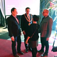 Bild vergr&ouml;&szlig;ern: Am Mittwoch, 1. Januar 2025, lud die Stadt Alzenau ihre B&uuml;rgerinnen und B&uuml;rger zum traditionellen Neujahrsempfang in die festlich geschm&uuml;ckte Prischo&szlig;halle ein. Schwerpunkt der Veranstaltung war die Ansprache von B&uuml;rgermeister Stephan Noll, in der er die Herausforderungen des vergangenen Jahres thematisierte und einen zuversichtlichen Ausblick auf die Zukunft der Stadt gab.