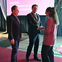 Bild vergr&ouml;&szlig;ern: Am Mittwoch, 1. Januar 2025, lud die Stadt Alzenau ihre B&uuml;rgerinnen und B&uuml;rger zum traditionellen Neujahrsempfang in die festlich geschm&uuml;ckte Prischo&szlig;halle ein. Schwerpunkt der Veranstaltung war die Ansprache von B&uuml;rgermeister Stephan Noll, in der er die Herausforderungen des vergangenen Jahres thematisierte und einen zuversichtlichen Ausblick auf die Zukunft der Stadt gab.