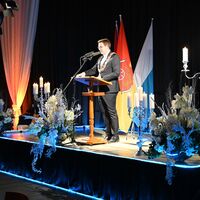 Bild vergr&ouml;&szlig;ern: Am Mittwoch, 1. Januar 2025, lud die Stadt Alzenau ihre B&uuml;rgerinnen und B&uuml;rger zum traditionellen Neujahrsempfang in die festlich geschm&uuml;ckte Prischo&szlig;halle ein. Schwerpunkt der Veranstaltung war die Ansprache von B&uuml;rgermeister Stephan Noll, in der er die Herausforderungen des vergangenen Jahres thematisierte und einen zuversichtlichen Ausblick auf die Zukunft der Stadt gab.