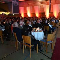 Bild vergr&ouml;&szlig;ern: Am Mittwoch, 1. Januar 2025, lud die Stadt Alzenau ihre B&uuml;rgerinnen und B&uuml;rger zum traditionellen Neujahrsempfang in die festlich geschm&uuml;ckte Prischo&szlig;halle ein. Schwerpunkt der Veranstaltung war die Ansprache von B&uuml;rgermeister Stephan Noll, in der er die Herausforderungen des vergangenen Jahres thematisierte und einen zuversichtlichen Ausblick auf die Zukunft der Stadt gab.