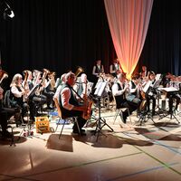 Bild vergr&ouml;&szlig;ern: Am Mittwoch, 1. Januar 2025, lud die Stadt Alzenau ihre B&uuml;rgerinnen und B&uuml;rger zum traditionellen Neujahrsempfang in die festlich geschm&uuml;ckte Prischo&szlig;halle ein. Schwerpunkt der Veranstaltung war die Ansprache von B&uuml;rgermeister Stephan Noll, in der er die Herausforderungen des vergangenen Jahres thematisierte und einen zuversichtlichen Ausblick auf die Zukunft der Stadt gab.