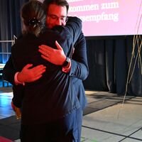 Bild vergr&ouml;&szlig;ern: Am Mittwoch, 1. Januar 2025, lud die Stadt Alzenau ihre B&uuml;rgerinnen und B&uuml;rger zum traditionellen Neujahrsempfang in die festlich geschm&uuml;ckte Prischo&szlig;halle ein. Schwerpunkt der Veranstaltung war die Ansprache von B&uuml;rgermeister Stephan Noll, in der er die Herausforderungen des vergangenen Jahres thematisierte und einen zuversichtlichen Ausblick auf die Zukunft der Stadt gab.