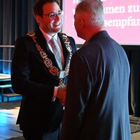 Bild vergr&ouml;&szlig;ern: Am Mittwoch, 1. Januar 2025, lud die Stadt Alzenau ihre B&uuml;rgerinnen und B&uuml;rger zum traditionellen Neujahrsempfang in die festlich geschm&uuml;ckte Prischo&szlig;halle ein. Schwerpunkt der Veranstaltung war die Ansprache von B&uuml;rgermeister Stephan Noll, in der er die Herausforderungen des vergangenen Jahres thematisierte und einen zuversichtlichen Ausblick auf die Zukunft der Stadt gab.