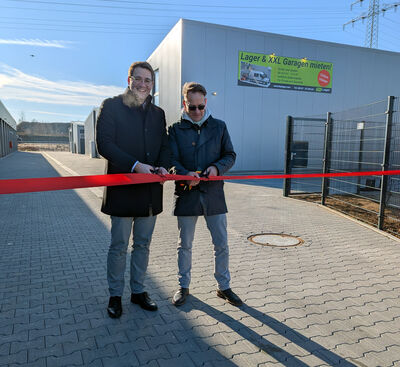 Bild vergr&ouml;&szlig;ern: B&uuml;rgermeister Stephan Noll und Joachim Rabe, Gesch&auml;ftsf&uuml;hrer platzundraum GmbH, er&ouml;ffnen den ersten Hey Lager- und Garagenpark Deutschlands in Alzenau