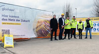 Bild vergr&ouml;&szlig;ern: v.l.n.r.: Klaus K&ouml;ppel (Gesch&auml;ftsleitender Beamter der Stadt Alzenau), B&uuml;rgermeister Stephan Noll, Marcel Alexander Gietzen (GlasfaserPlus GmbH), Apostolis Partalas (Ergatikat GmbH), Sandra Thierfeldt (Telekom Deutschland GmbH) und Konstantinos Tapatas (Ergatikat GmbH) am Zwischenlager an der Pumptrackanlage im Stadtteil Michelbach