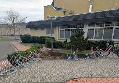 Bild vergr&ouml;&szlig;ern: In der Stadt Alzenau wurden an der Prischo&szlig;halle und der R&auml;uschberghalle neue Fahrradst&auml;nder montiert. Damit wird das Abstellen von Fahrr&auml;dern f&uuml;r B&uuml;rgerinnen und B&uuml;rger deutlich erleichtert und sicherer gestaltet.