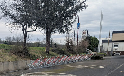 Bild vergr&ouml;&szlig;ern: In der Stadt Alzenau wurden an der Prischo&szlig;halle und der R&auml;uschberghalle neue Fahrradst&auml;nder montiert. Damit wird das Abstellen von Fahrr&auml;dern f&uuml;r B&uuml;rgerinnen und B&uuml;rger deutlich erleichtert und sicherer gestaltet.