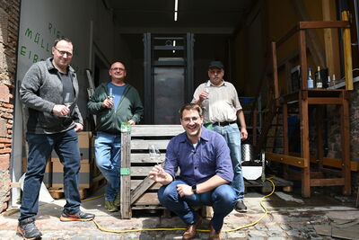 Bild vergr&ouml;&szlig;ern: Abf&uuml;llen des Rieslings der Stadt Alzenau
