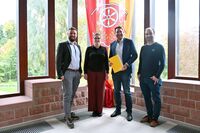 Bild vergr&ouml;&szlig;ern: v.l.n.r. Tobias Eckardt (Bayernwerk Netz GmbH), Antonia Paulus (Institut f&uuml;r nachhaltige Energieversorgung), Erster B&uuml;rgermeister Stephan Noll, Matthias Roth (stellv. Ableitungsleiter Umwelt, Forsten und Gartenbau)