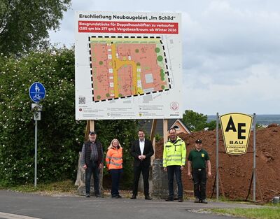 Bild vergr&ouml;&szlig;ern: v.l.n.r.: Stadtrat Harald Ritter, Nadja Mehlhorn (Stadtwerke Alzenau), B&uuml;rgermeister Stephan Noll, Frank M. Braun (Planungsschmiede Braun), Manuel Spahn (Fa. A. Engelhaupt)