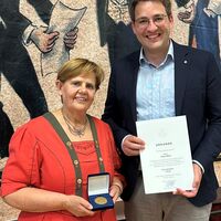 Regina Wahl erh&auml;lt Kulturplakette in Gold der Stadt Alzenau